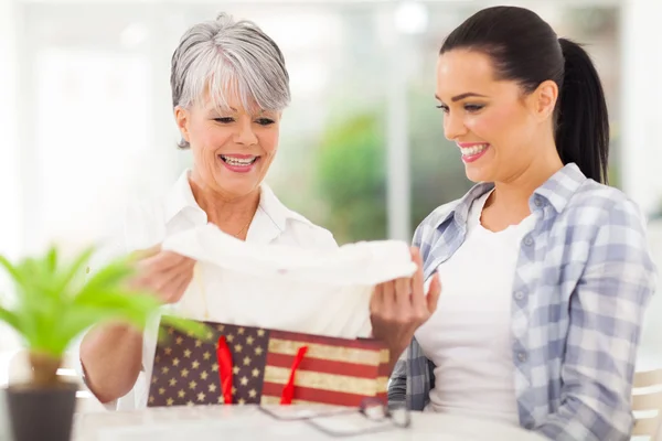 Senior vrouw kijken naar haar gift van de verjaardag — Stockfoto