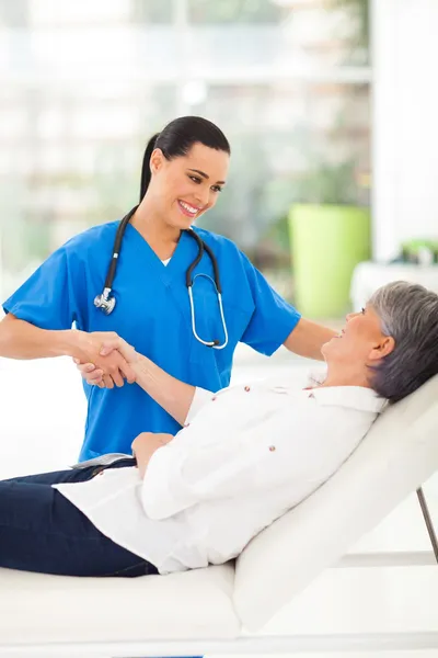 Female doctor handshaking with patient — Stock Photo, Image