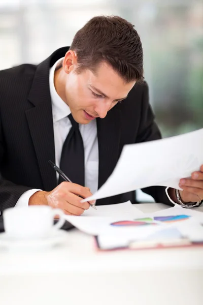 Empresario escribiendo en su escritorio —  Fotos de Stock