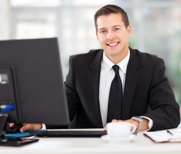 Hombre de negocios sentado en la oficina Imagen de stock