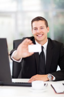 genç işadamı kartvizit sunulması