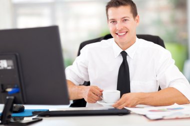 kahve içme genç ofis çalışanı