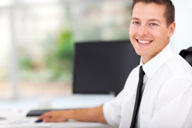ofis masa başında oturan işadamı