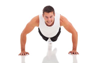 Fitness adamı şınav çekiyor.
