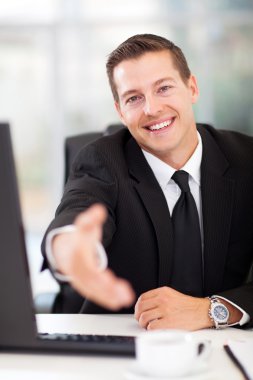 İş adamı el sıkışma teklif ediyor