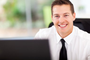 Kameraya bakarak ofis çalışanı