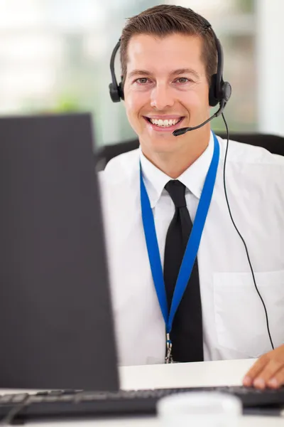 Operador de call center técnico com fones de ouvido — Fotografia de Stock