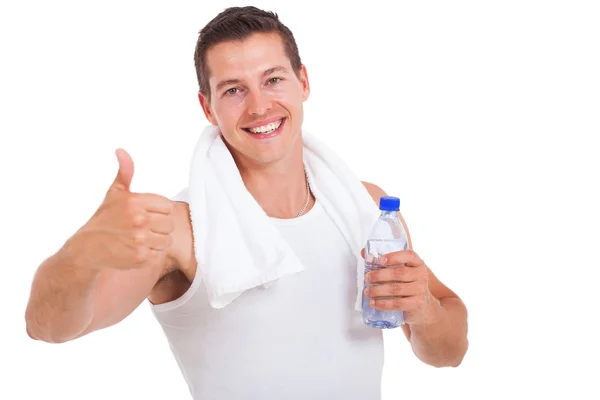 Άνθρωπος γυμναστήριο κρατώντας το μπουκάλι νερό και εγκατάλειψη του αντίχειρα — Φωτογραφία Αρχείου