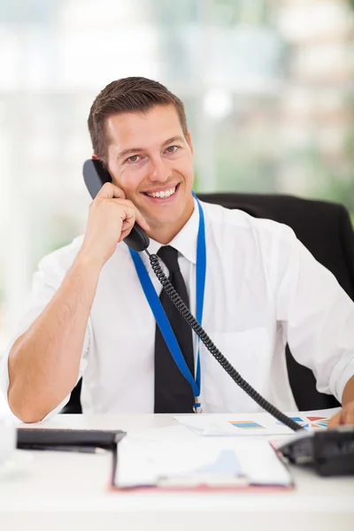 Empresario hablando por teléfono en la oficina — Foto de Stock