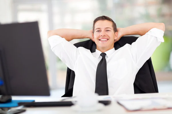 Jovem empresário relaxado no escritório — Fotografia de Stock