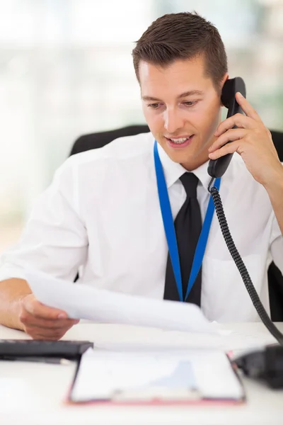 Hombre de negocios hablando por teléfono fijo — Foto de Stock