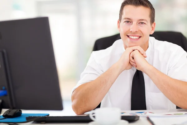 Corporate werknemer kijken naar de camera — Stockfoto