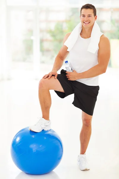 Jovem homem fitness no ginásio — Fotografia de Stock