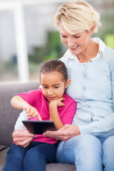 Mormor och barnbarn tabell dator — Stockfoto