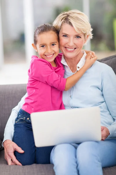 Kärleksfull barnbarn kramar mormor — Stockfoto