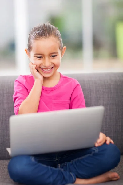 Schattig klein meisje met behulp van zakboekje computer — Stockfoto