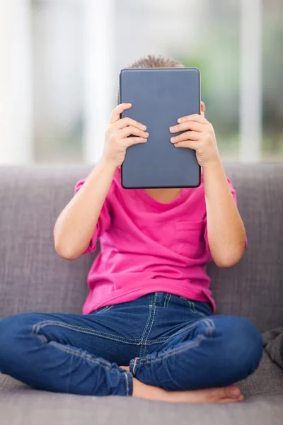Kleine meisje achter een tablet pc — Stockfoto