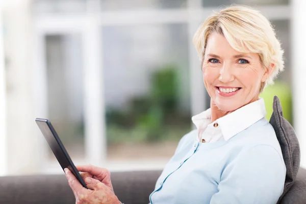 Elegancki średniej wieku kobieta przy użyciu komputera typu tablet — Zdjęcie stockowe