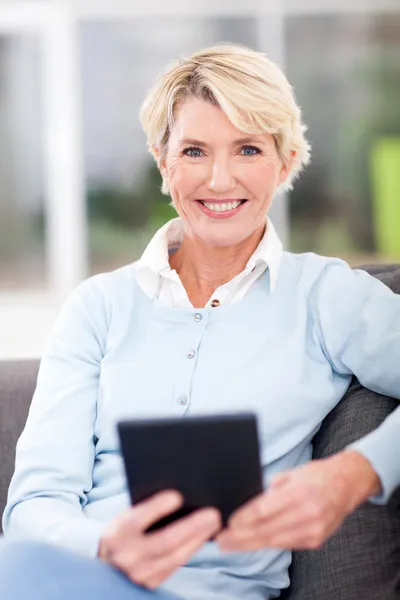 Mujer mayor moderna con Tablet PC —  Fotos de Stock