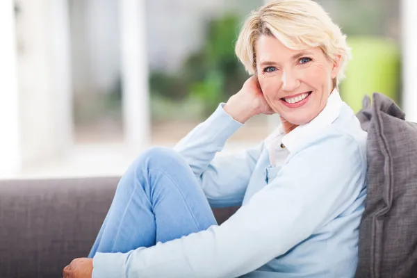 Frau mittleren Alters entspannt sich zu Hause — Stockfoto