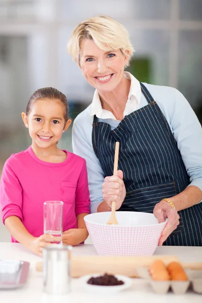 Granddaughter baking with grandmother — Stock Photo, Image