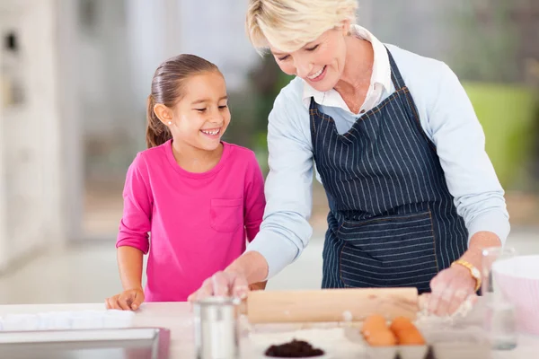 Kärleksfulla farmor baka cookies för barnbarn — Stockfoto