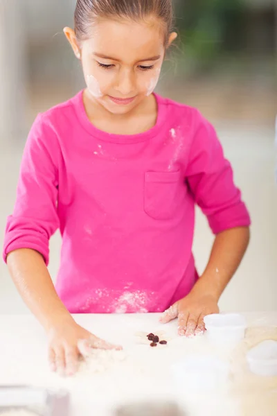 Little girl baking cookies — Stock Photo, Image