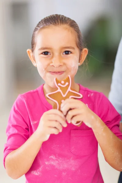 Klein meisje eten vers gebakken peperkoek cookie — Stockfoto