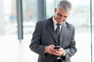 Orta yaş işadamı akıllı telefon kullanma