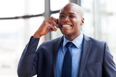 Afro-Amerikan iş yürütme cep telefonunuzun konuşma