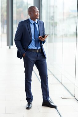düşünceli Afrika işadamı ile tablet bilgisayar