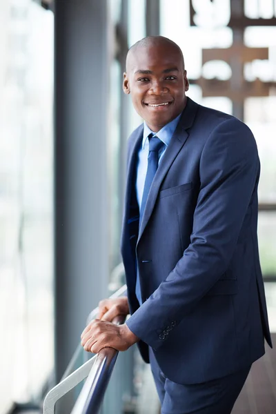 Afrikanischer Geschäftsmann in modernem Büro — Stockfoto