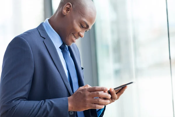 Afrikanischer amerikanischer Unternehmer nutzt Tablet-Computer — Stockfoto