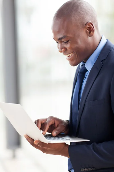 Joven afroamericano hombre de negocios utilizando ordenador portátil — Foto de Stock