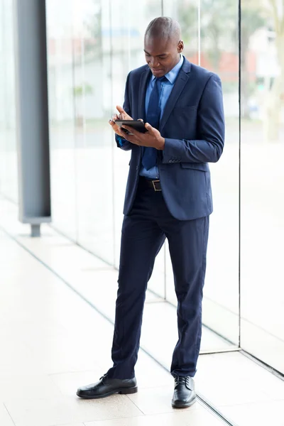 Empresário africano usando tablet computador — Fotografia de Stock