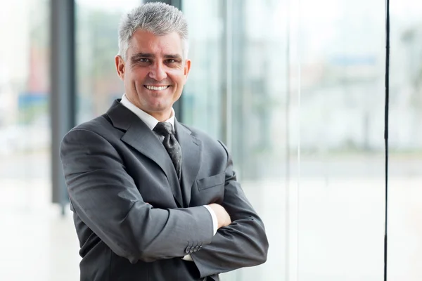 Senior businessman with arms crossed — Stock Photo, Image