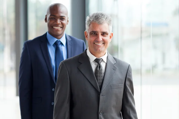 Senior affärsman och unga afrikanska affärsman — Stockfoto