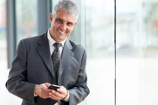 Senior zakenman met behulp van mobiele telefoon — Stockfoto