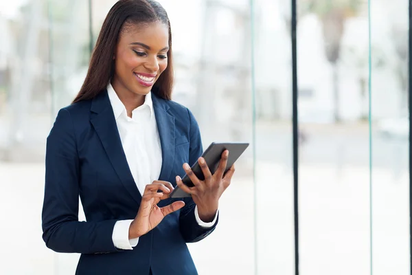 Mulher de negócios africana usando computador tablet — Fotografia de Stock