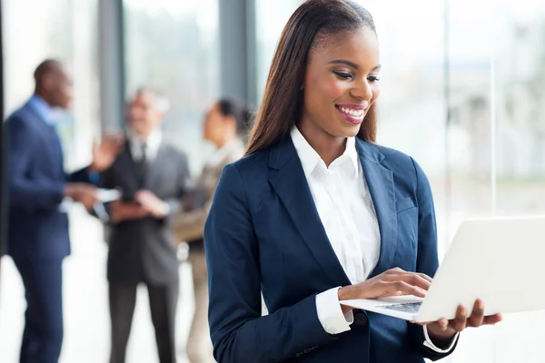 Mujer de negocios africana que trabaja en el ordenador portátil — Foto de Stock