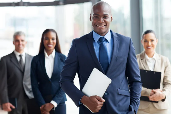 Afrikanska affärsman med grupp av företagare — Stockfoto