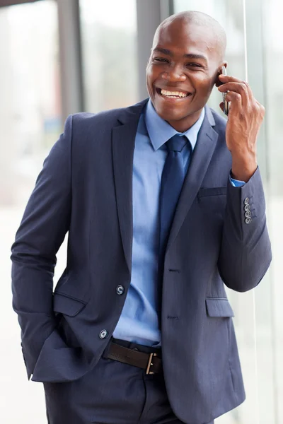 Hombre de negocios afroamericano hablando por teléfono celular — Foto de Stock