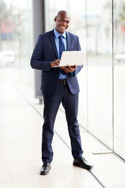 Young african businessman using laptop — Stock Photo, Image