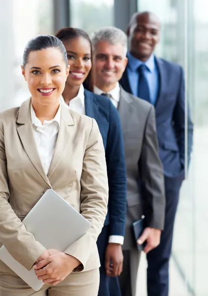 Groupe de dirigeants d'entreprise debout dans une rangée — Photo