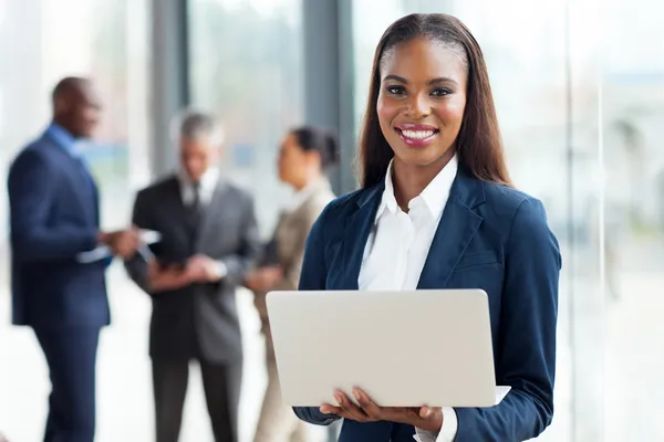 Jeune femme d'affaires afro-américaine utilisant un ordinateur portable — Photo