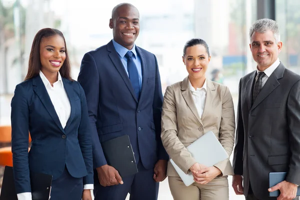 Equipo empresarial multirracial en el cargo — Foto de Stock