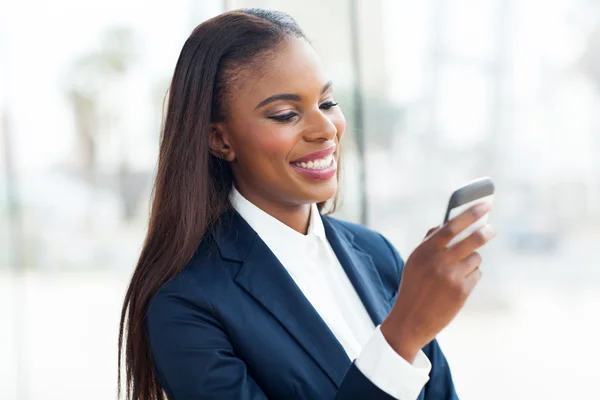 Afro femme d'affaires américaine utilisant un téléphone intelligent — Photo