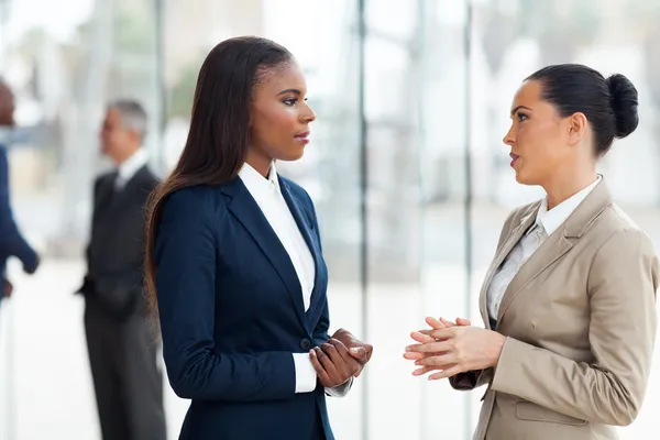 Colegas do sexo feminino conversando no escritório — Fotografia de Stock