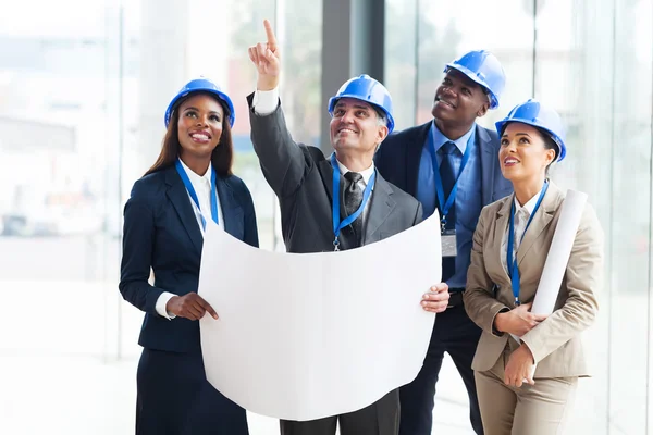 Gruppe von Bauarbeitern diskutiert Projekt — Stockfoto