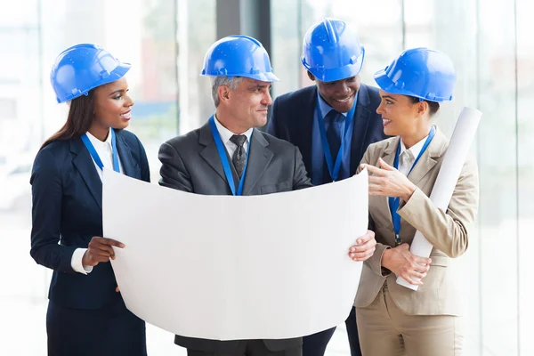 Equipo de arquitectos interactuando — Foto de Stock